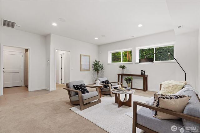 11262 SE 34th St, Bellevue, WA 98004