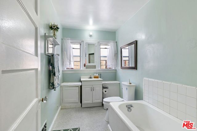 2531 6th Avenue, Los Angeles, CA 90018