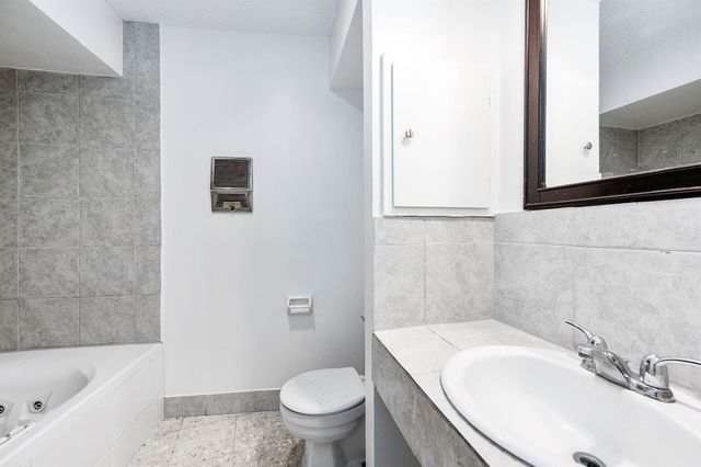 8211 Katy Freeway 10, Houston, TX 77024