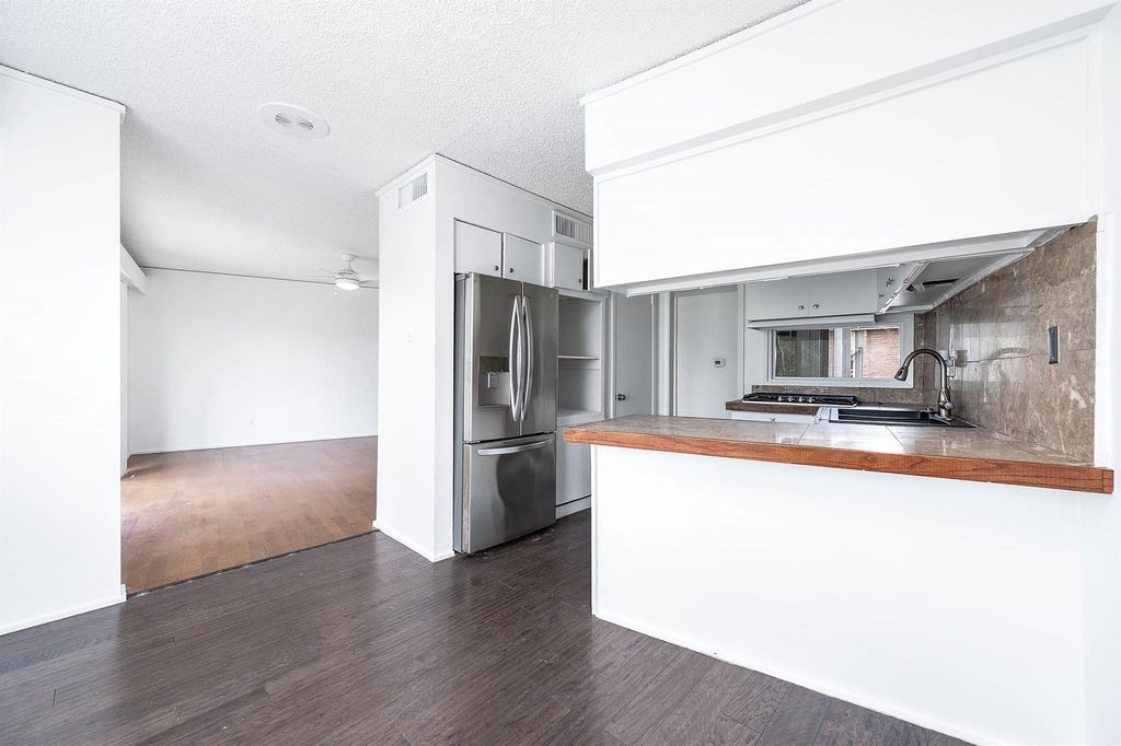 8211 Katy Freeway 10, Houston, TX 77024