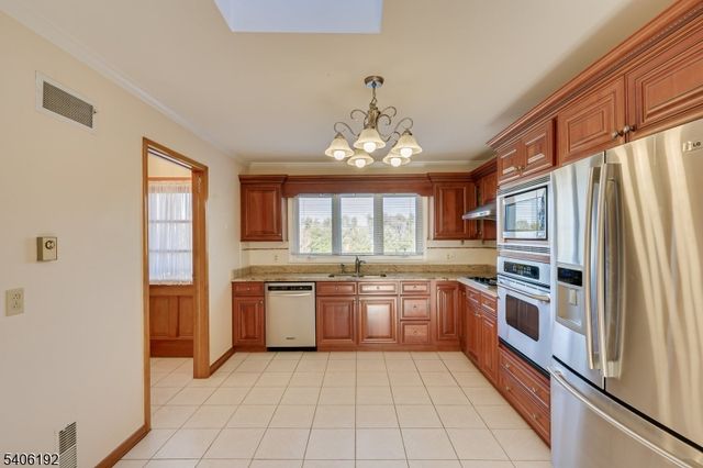 18 Cortelyous Ln, Franklin Twp., NJ 08873