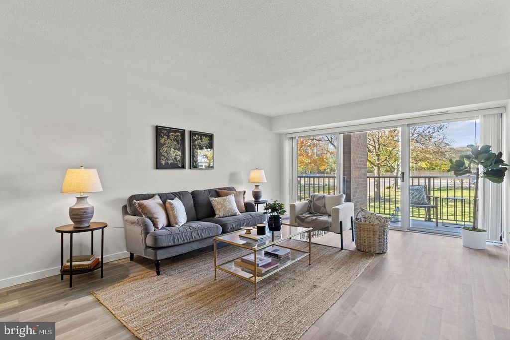 1300 ARMY NAVY DR #104, Arlington, VA 22202