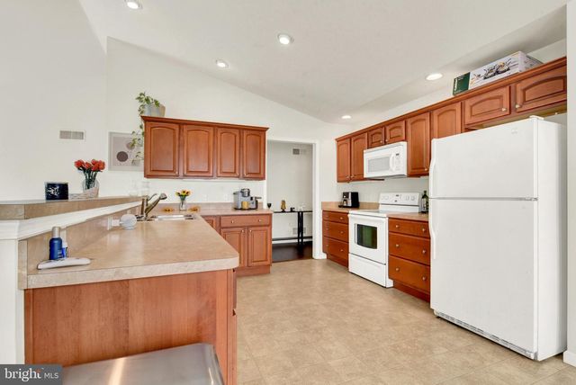 63 KESWICK DR, Mechanicsburg, PA 17050