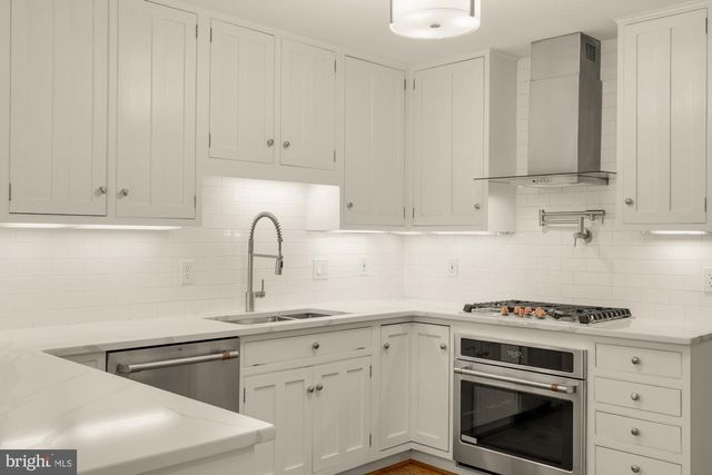 1318 ROUND OAK CT, Mclean, VA 22101