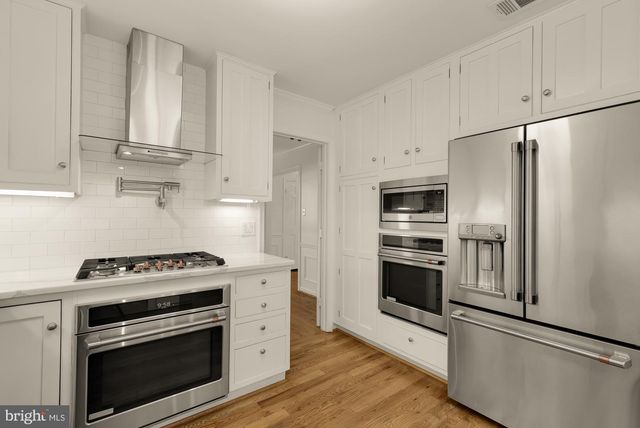1318 ROUND OAK CT, Mclean, VA 22101