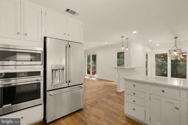 1318 ROUND OAK CT, Mclean, VA 22101