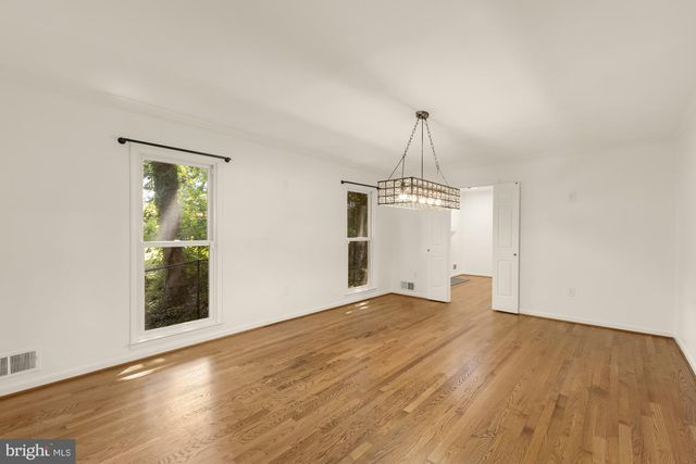 1318 ROUND OAK CT, Mclean, VA 22101
