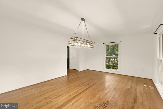 1318 ROUND OAK CT, Mclean, VA 22101
