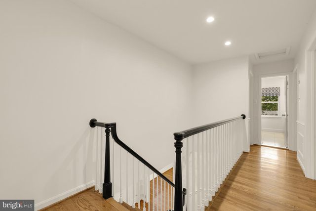 1318 ROUND OAK CT, Mclean, VA 22101