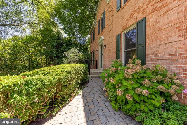1318 ROUND OAK CT, Mclean, VA 22101