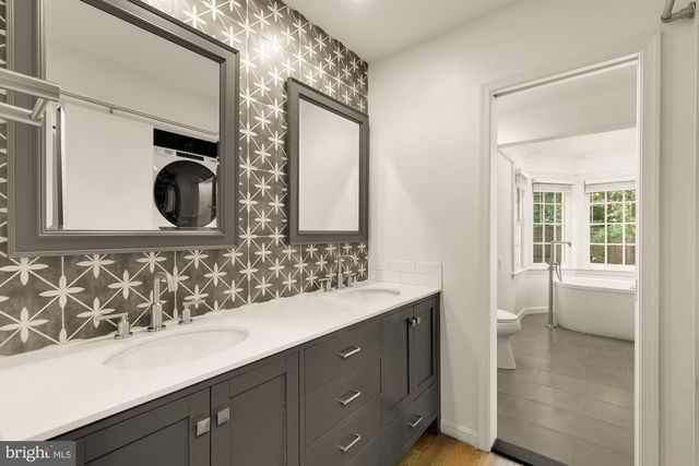 1318 ROUND OAK CT, Mclean, VA 22101