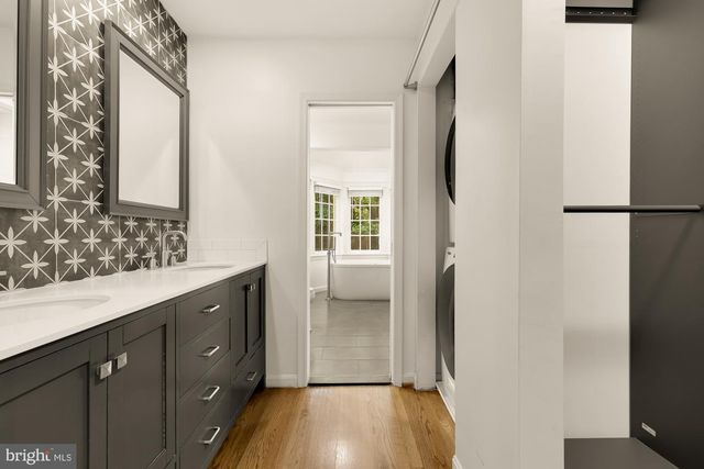 1318 ROUND OAK CT, Mclean, VA 22101