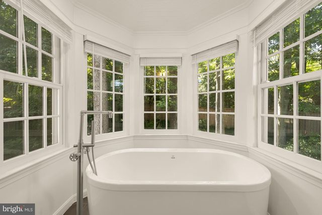1318 ROUND OAK CT, Mclean, VA 22101