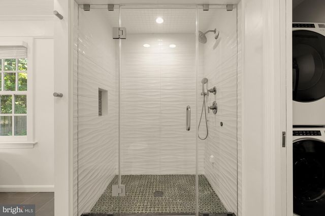 1318 ROUND OAK CT, Mclean, VA 22101
