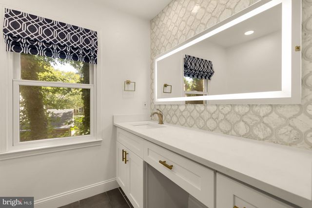 1318 ROUND OAK CT, Mclean, VA 22101