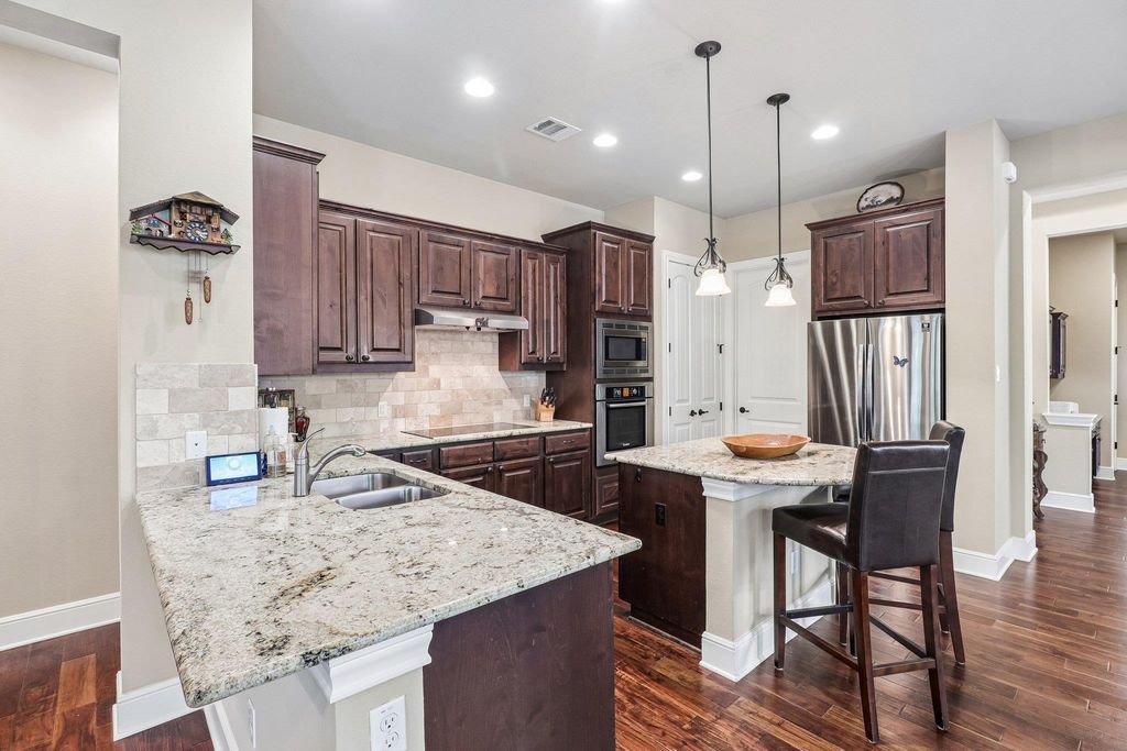 35 Prestonwood CIR, Lakeway, TX 78734