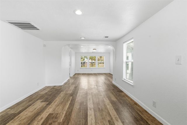 5515 Avenue R, Galveston, TX 77551