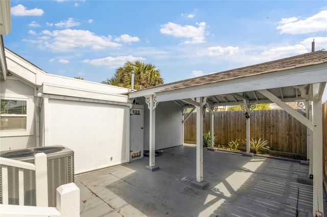 5515 Avenue R, Galveston, TX 77551