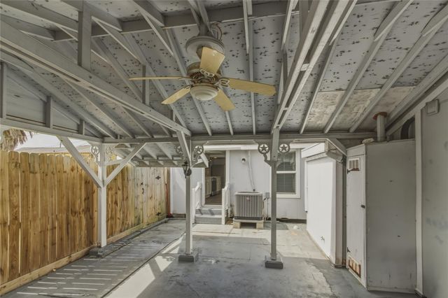 5515 Avenue R, Galveston, TX 77551