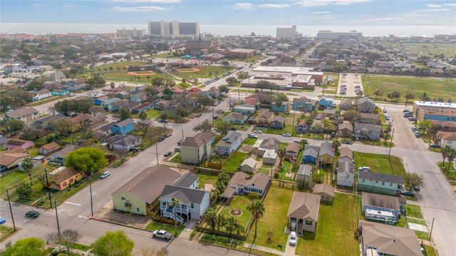 5515 Avenue R, Galveston, TX 77551