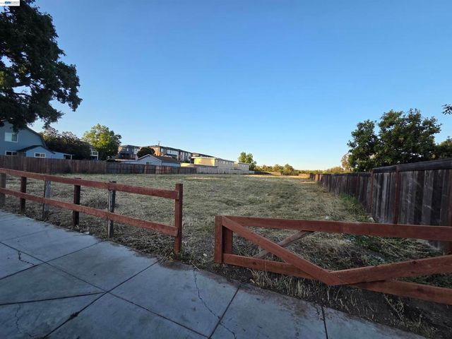 29495 Dixon St, Hayward, CA 94544