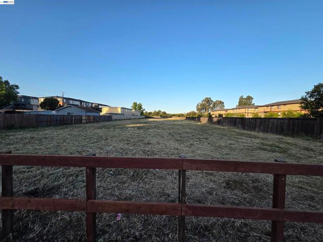 29495 Dixon St, Hayward, CA 94544