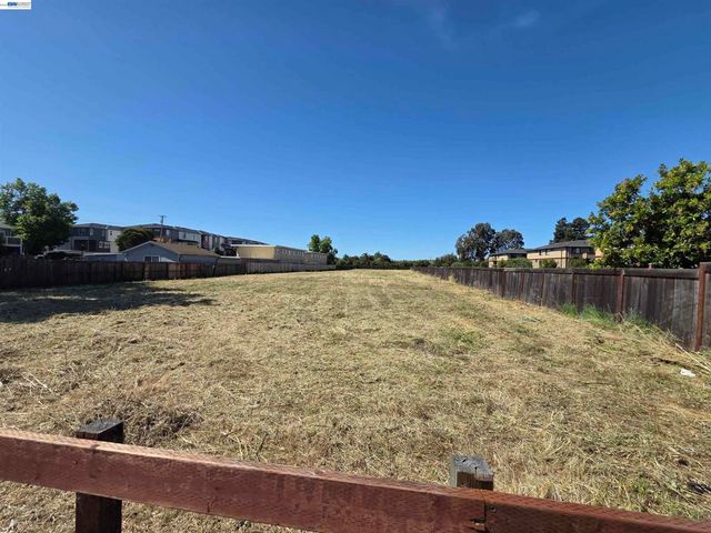 29495 Dixon St, Hayward, CA 94544
