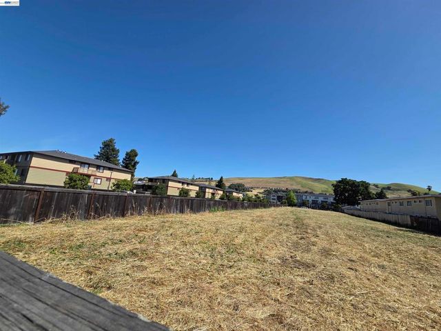 29495 Dixon St, Hayward, CA 94544