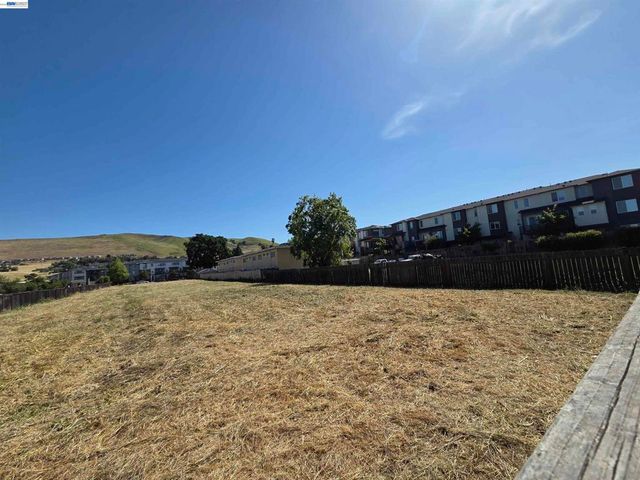 29495 Dixon St, Hayward, CA 94544