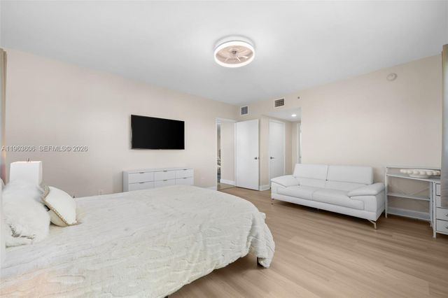 14951 Royal Oaks Ln 701, North Miami, FL 33181