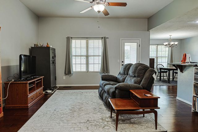 4565 W Greenridge Street, Springfield, MO 65807