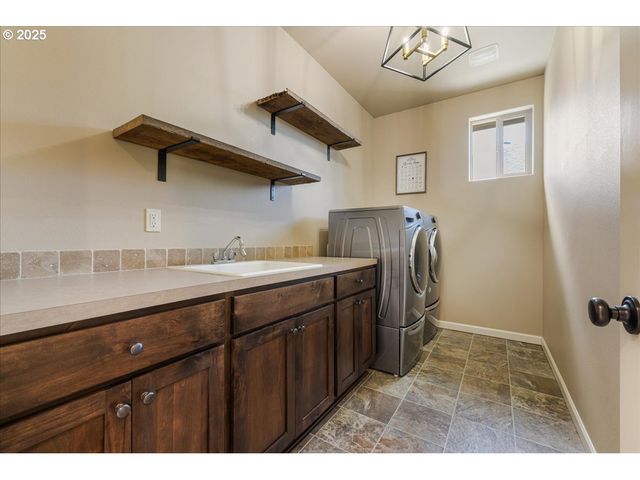 8614 Sw LOGAN Ln, Tualatin, OR 97062