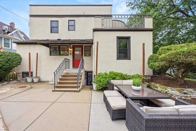301 W Cossitt Avenue, La Grange, IL 60525