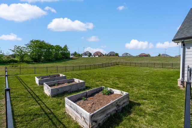 333 Frontier Dr, Clarksville, TN 37043