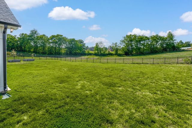 333 Frontier Dr, Clarksville, TN 37043