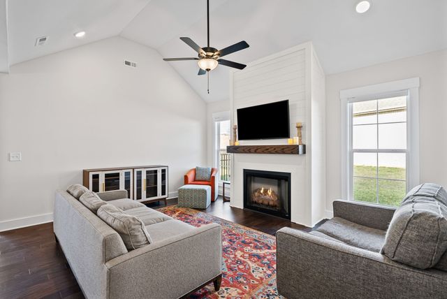 333 Frontier Dr, Clarksville, TN 37043