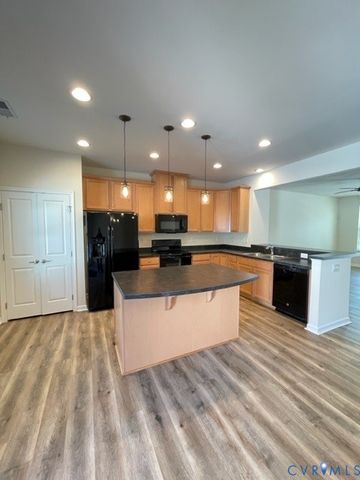 8107 Creekside Village Dr, Mechanicsville, VA 23111