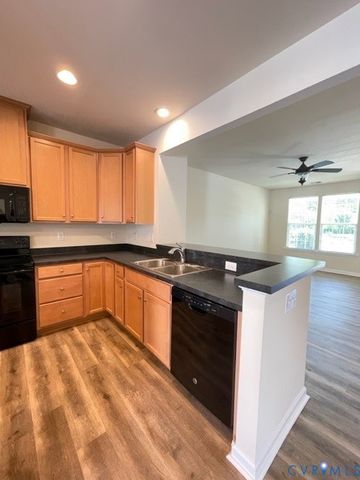 8107 Creekside Village Dr, Mechanicsville, VA 23111