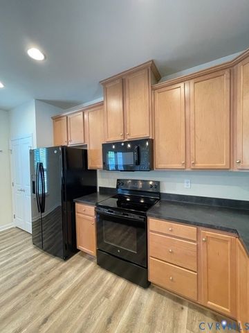 8107 Creekside Village Dr, Mechanicsville, VA 23111