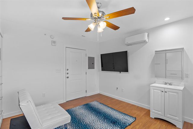 306 E 30 th ST 109, Austin, TX 78705