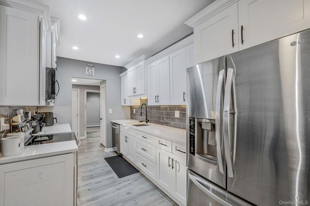 9 Allegheny Drive E, Farmingville, NY 11738