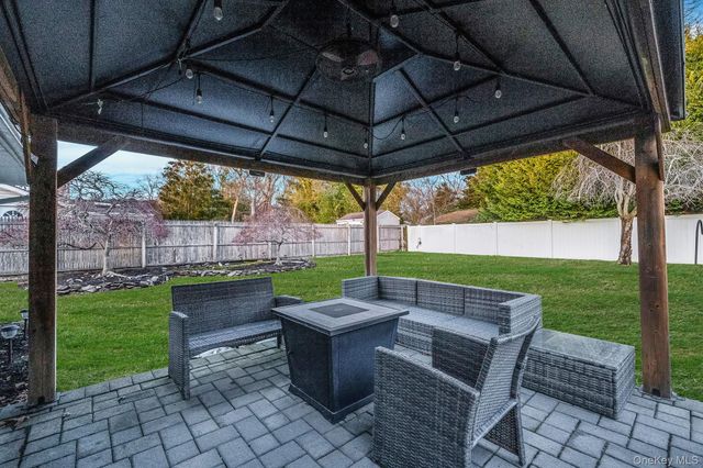 9 Allegheny Drive E, Farmingville, NY 11738