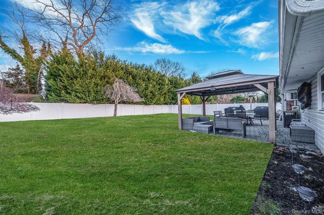 9 Allegheny Drive E, Farmingville, NY 11738