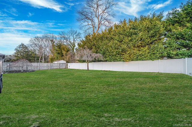 9 Allegheny Drive E, Farmingville, NY 11738