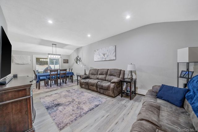 9 Allegheny Drive E, Farmingville, NY 11738