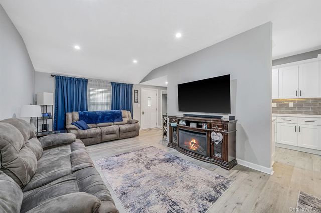 9 Allegheny Drive E, Farmingville, NY 11738