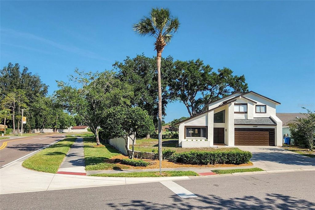 Image 4 of property listing at 16169 GARDENDALE DRIVE, Tampa, FL 33624