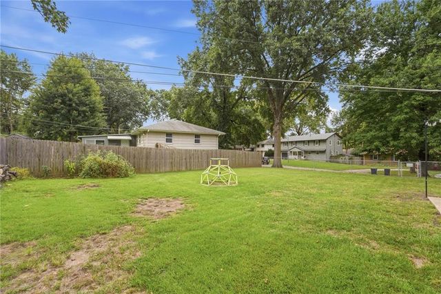 1901 NE 51st Terrace, Kansas City, MO 64118