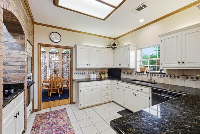 812 Sylvan Creek Drive, Lewisville, TX 75067
