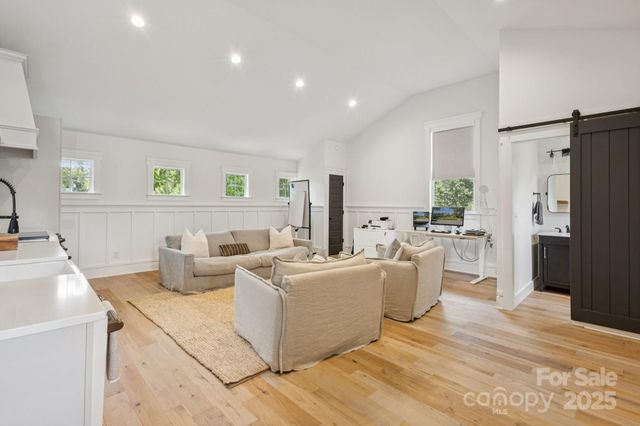 2221 Kenmore Avenue, Charlotte, NC 28204